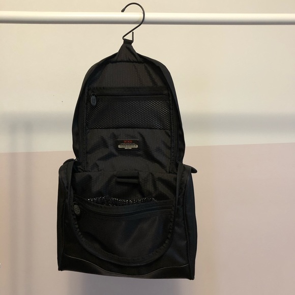 tumi hanging travel kit